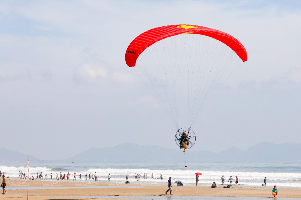 Paragliding on Vung Tau Beach during “Ba Ria-Vung Tau Tourism Week 2023”. (Photo: VNP/VNA)