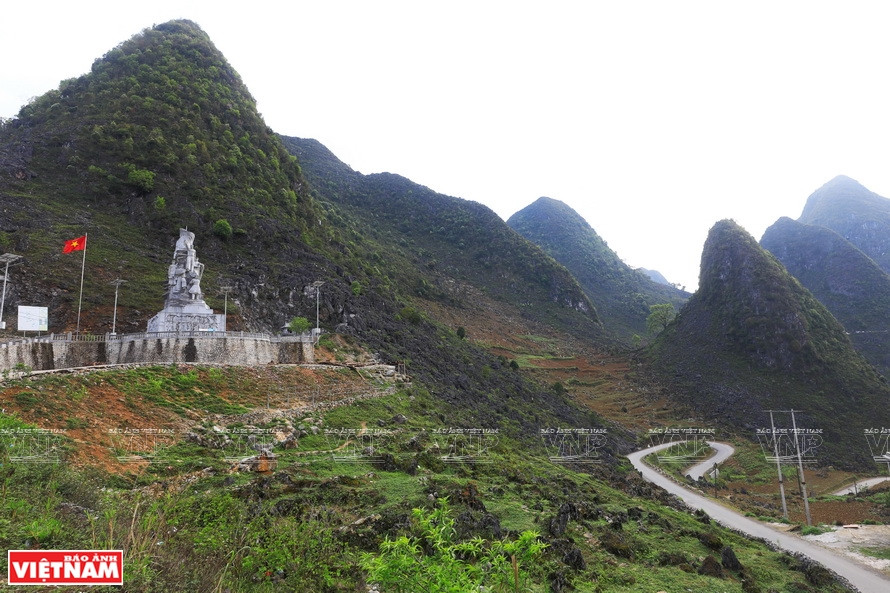 The gratitude monument to volunteer youth and ethnic minority groups participating in the opening of National Road No 4C, located at the beginning of Pai Lung slope. (Photo: VNP/VNA)