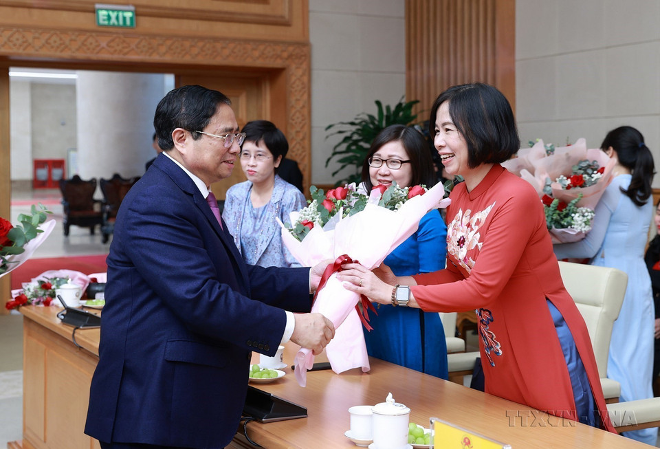 Prime Minister Pham Minh Chinh meets female leaders and managers of central agencies on the occasion of the 113th International Women’s Day, March 7, 2023. (Photo: VNA)