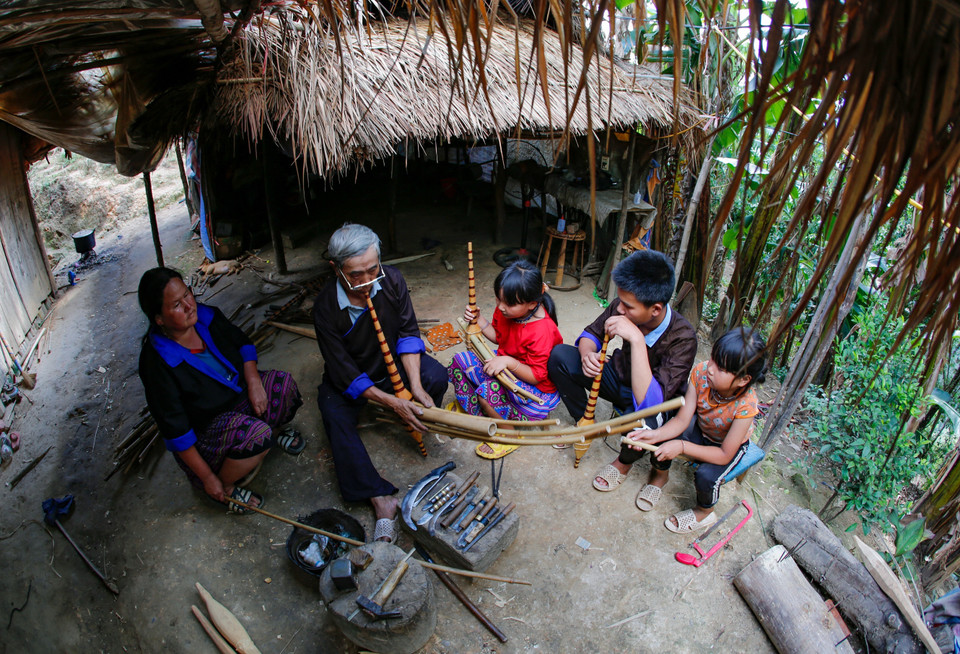 The panpipe is a passion for the whole family of artisan Thao Cang Sua in Sang Nhu village, Mo De commune, Mu Cang Chai district. (Photo: VNA)