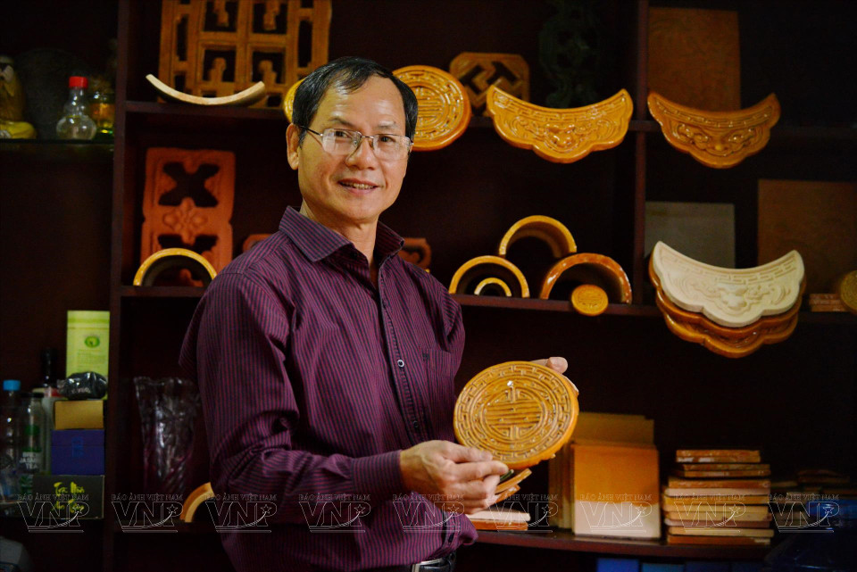 With a love for traditional craft, Dang Uyen has contributed to preserving and developing the profession of Hue royal tile-making. (Photo: VNP)