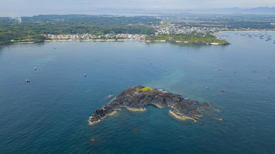 The Hon Nhan area, where fishermen harvest sargassum. (Photo: VNA)