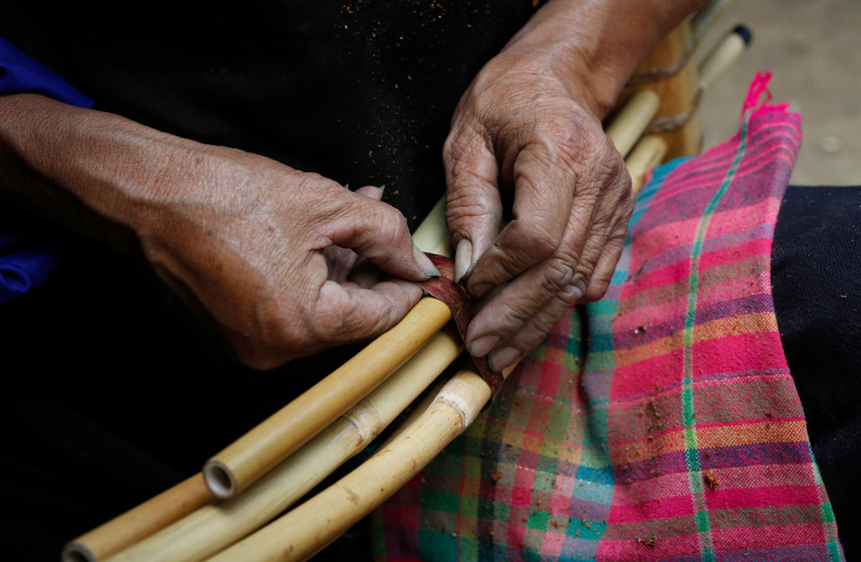 A panpipe is decorated with wild peach bark. (Photo: VNA)