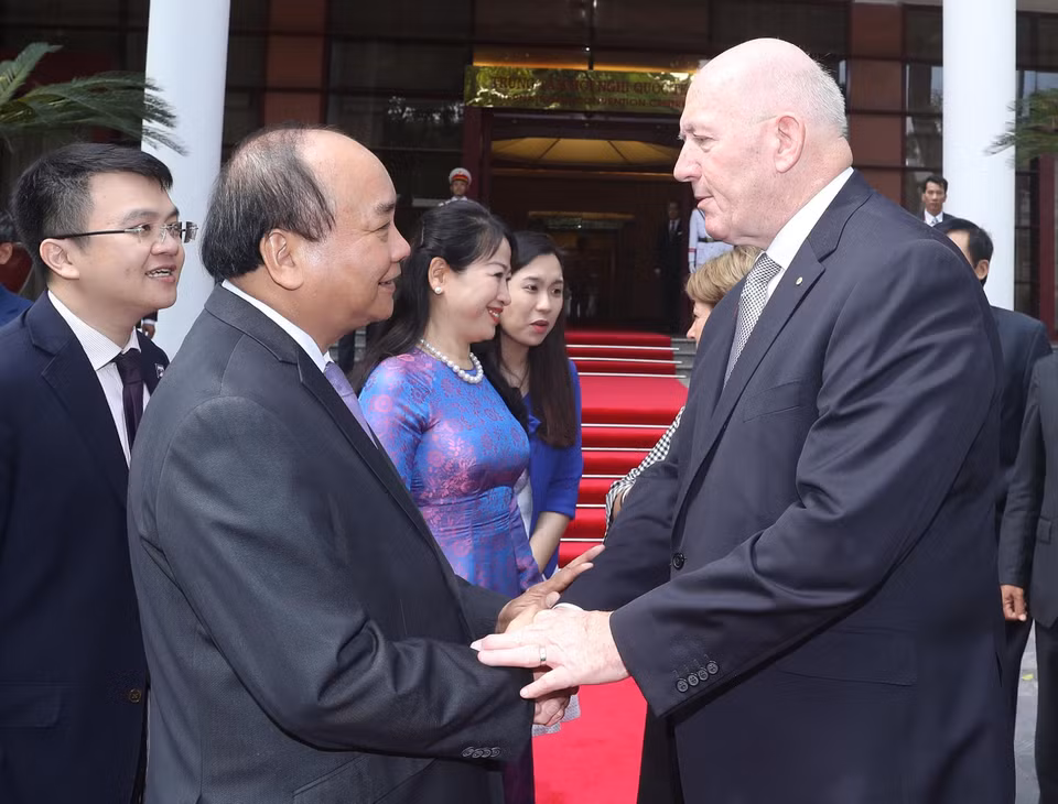 The Australian Governor-General of Australia (R) was received by Prime Minister Nguyen Xuan Phuc (Source: VNA)