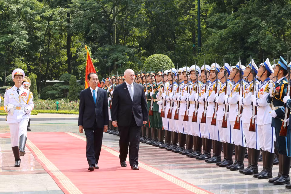 President Tran Dai Quang and Governor-General of Australia Peter Cosgrove review the guard of honour at the welcome ceremony (Source: VNA)