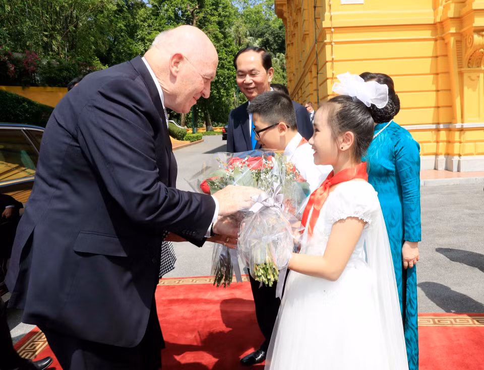 Kids present flowers to the Governor-General and his spouse (Source: VNA)