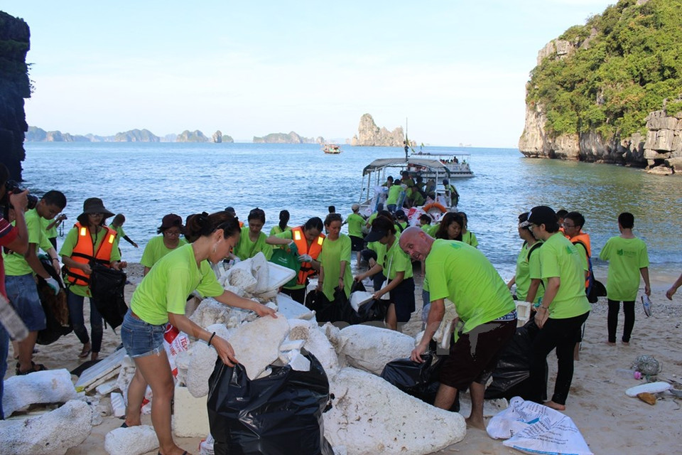 Transporting garbage to the mainland for treating (Photo: VNA)