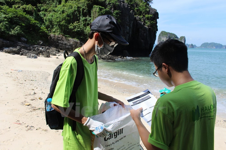 Sorting waste according to instructions (Photo: VNA)