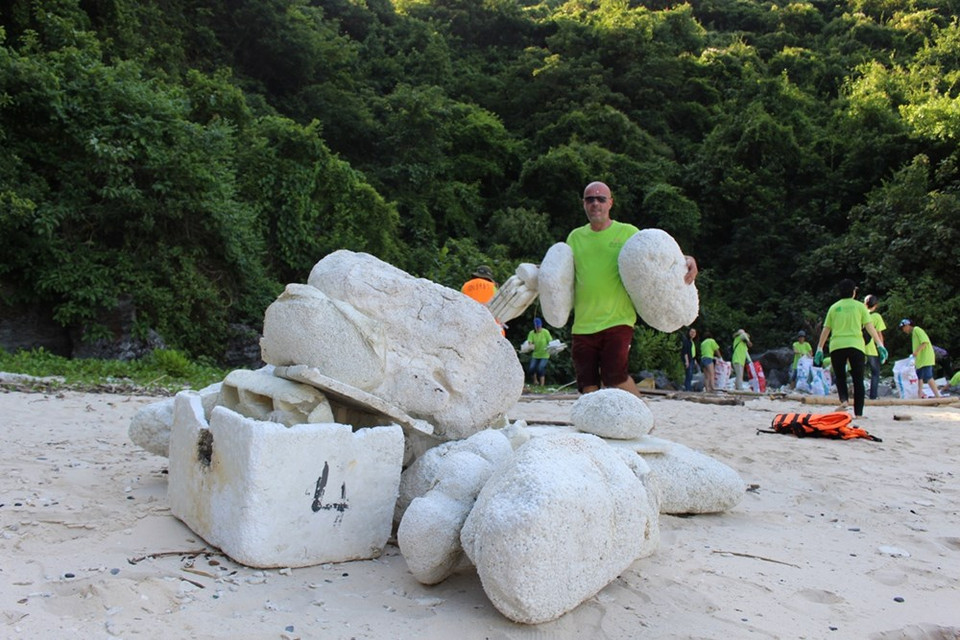 An international volunteer join the drive (Photo: VNA)