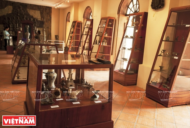 The oil lamps on show were made from 5th century BC to before 1975 (Photo: VNA)