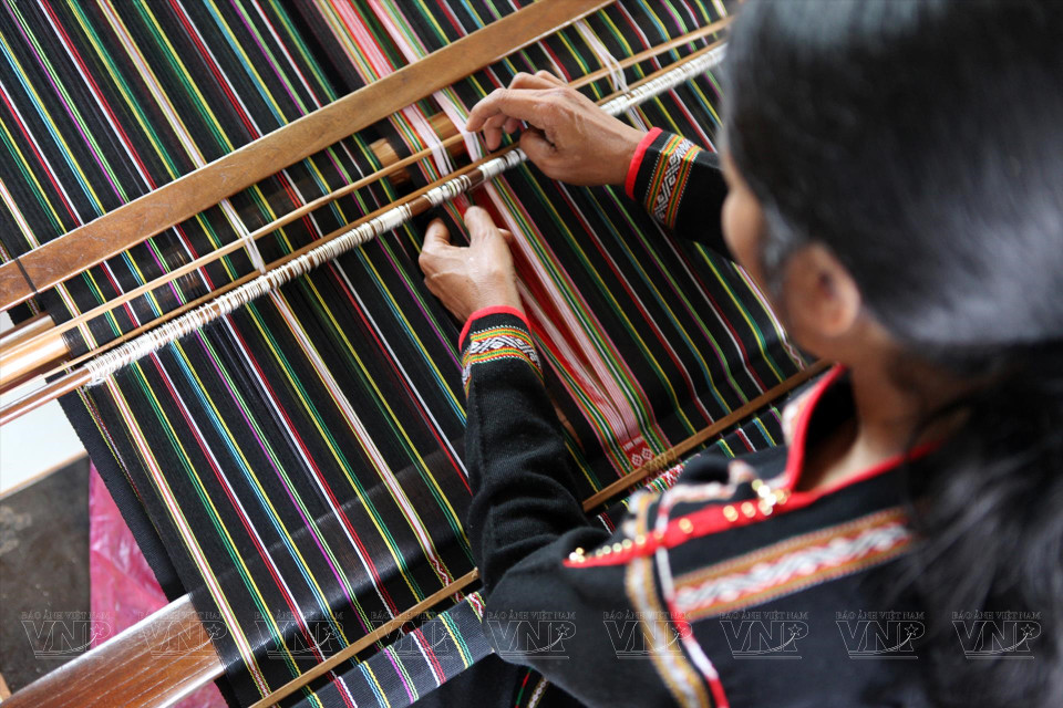The brocade looms of the M'Nong, Ma, and Ede ethnic groups are quite similar and are all made of bamboo and wood. The rudimentary tool needs the help of the weaver's foot and hand. (Photo: VNA)