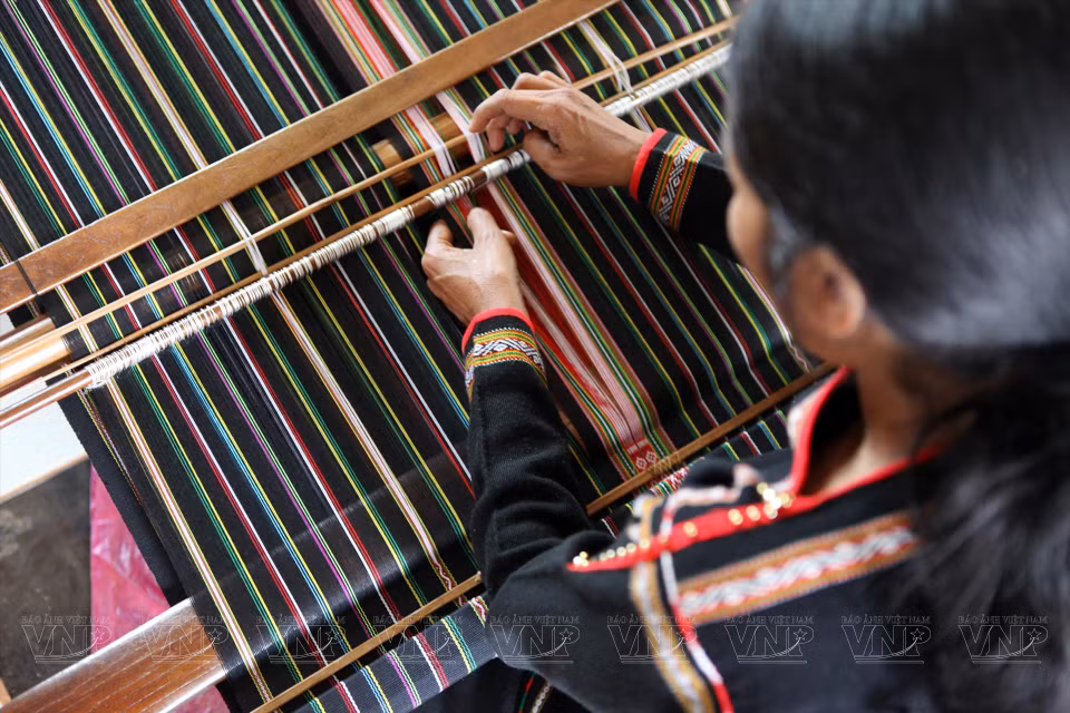 The brocade looms of the M'Nong, Ma, and Ede ethnic groups are quite similar and are all made of bamboo and wood. The rudimentary tool needs the help of the weaver's foot and hand. (Photo: VNA)