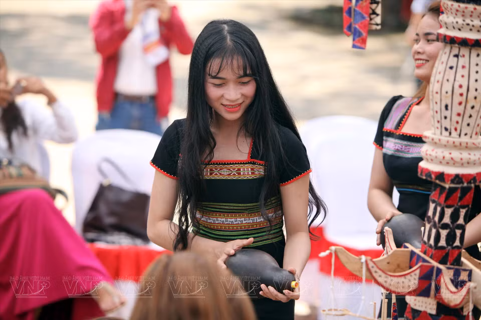 The Ede are the 12th most populous of the 54 ethnic groups in Vietnam, totaling 330,000. They live in Dak Lak, Gia Lai, Khanh Hoa and Phu Yen provinces. (Photo: VNA)