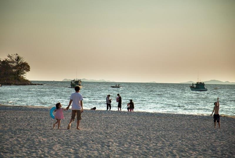 Mui Nai village, 5 km from Ha Tien downtown is home to the most beautiful beach in Kien Giang province and attracts visitors because of the peaceful waves and beach (Photo: VNA)