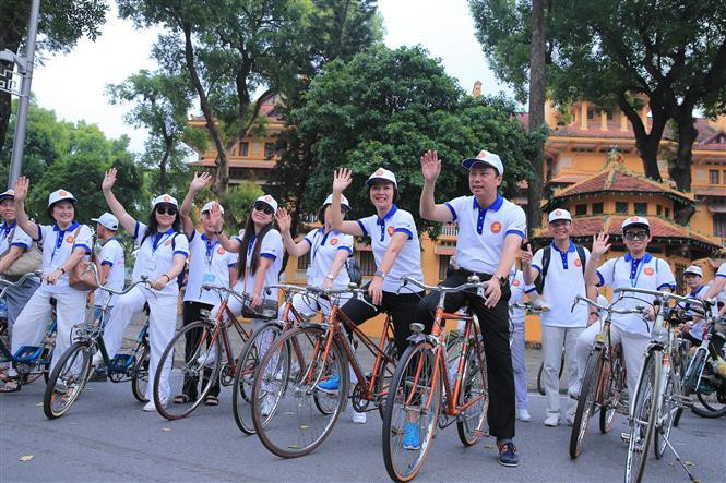 Nearly 200 participants cycled together across a 10-km distance to demonstrate their concerted strength, determination and mutual support, which are considered a tradition of Southeast Asian nations (Photo: VNA)