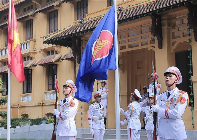 The annual flag-raising ceremony on the occasion of ASEAN establishment anniversary aims to promote solidarity, friendship, and cooperation in ASEAN for the sake of regional peace and prosperity (Photo: VNA)