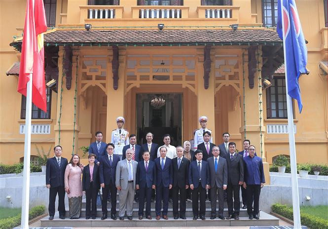 Delegates to the flag-raising ceremony marking the foundation of ASEAN pose for group photos (Photo: VNA)