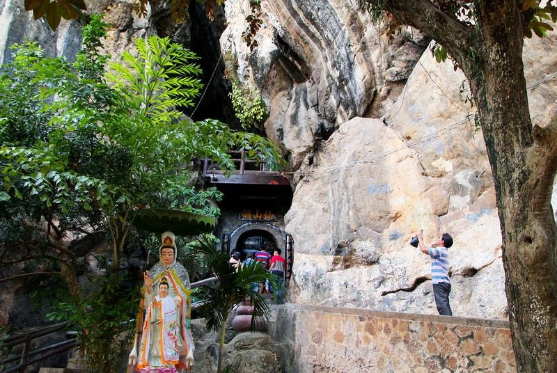 Tien Son pagoda, which was built of wood in 1790, is located inside Thach Dong cave (Photo: VNA)