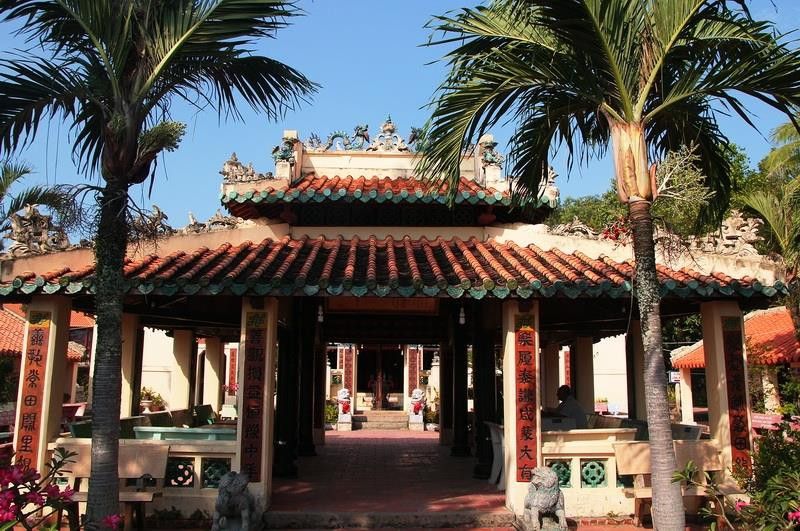 A tomb and temple worship Mac Kinh Cuu, who explored the land in 1714 (Photo: VNA)