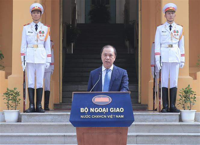 Deputy Foreign Minister Nguyen Quoc Dung delivers a speech at the flag-raising ceremony (Photo: VNA)