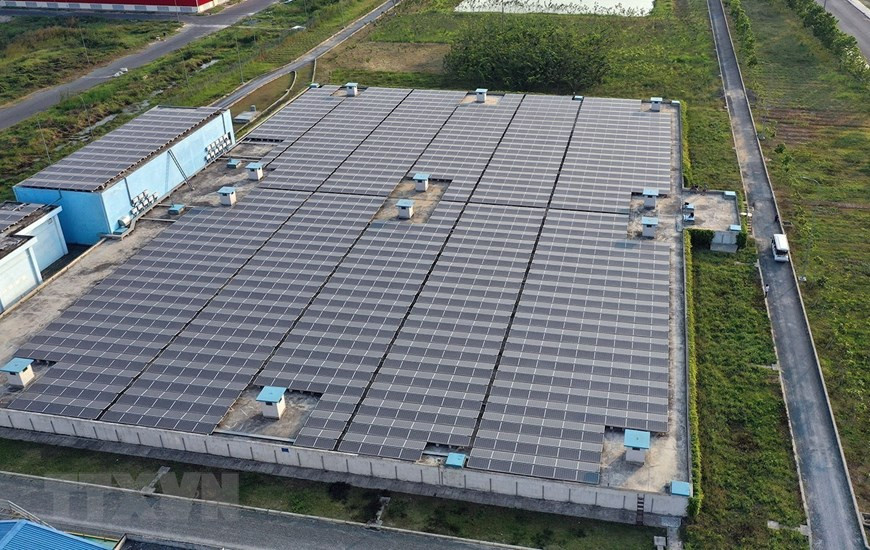 The solar power project at Song Hau Surface Water Treatment Plant in Hau Giang province contributes to reducing production costs, saving energy and protecting the environment. (Photo: VNA)