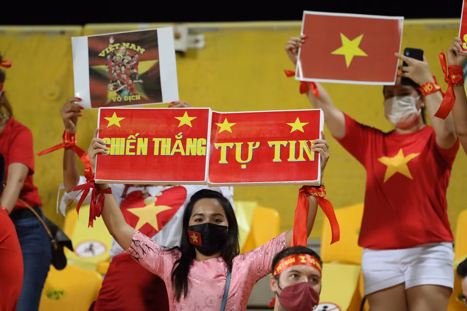 Now, just 10 matches against Asia’s elite stand between Vietnam and the 2022 World Cup finals. In the photo: Vietnamese fans at Zabeel Stadium. (Photo: Hoang Linh/VNA)