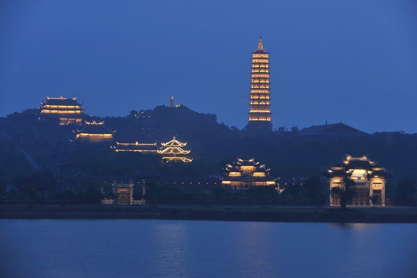 Bai Dinh Pagoda in Trang An Ecotourism Area is a large temple complex with an area of 539 ha, including a cultural park and a Buddhist institute, Dam Thi lake area and many under construction. (Photo: VNA)