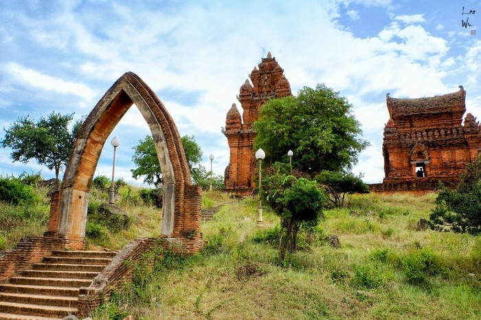 Po Klong Garai tower relic is one of the largest and most beautiful towers which has been well preserved by the State and Ninh Thuan people. This is a cluster of majestic Cham towers remaining in Vietnam, hiding many undiscovered historical and cultural values of the once kingdom of Champa. (Photo: VNA)