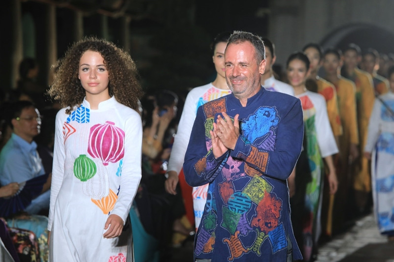 Foreign models wear Vietnamese ao dai (Photo: VNA)
