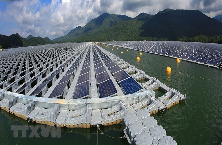 The solar power plant on the Da Mi reservoir in Binh Thuan province has a capacity of 47.5 MWp. (Photo: VNA)