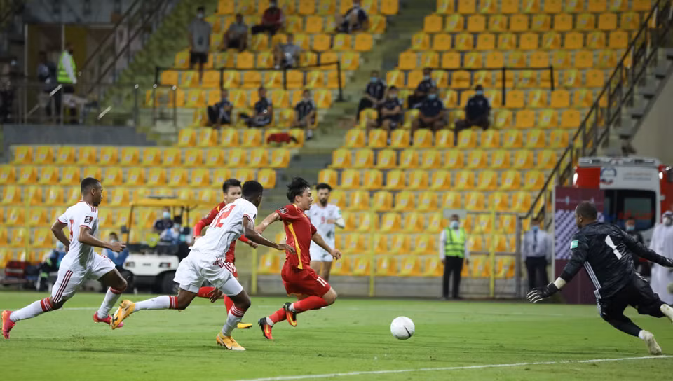 Midfielder Minh Vuong scores his own goal during the extra minutes of the game, shortening the score to 2-3. (Photo: Hoang Linh/VNA)