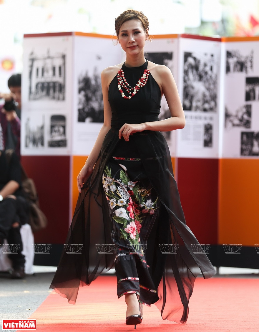 In the mind of Vietnamese people and the eyes of international friends, ao dai is a symbol of Vietnamese culture and quintessence. (Photo: VPN/VNA)