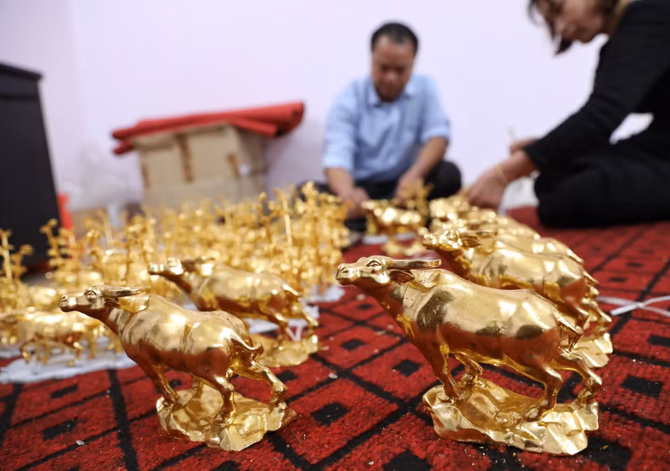 Golden buffalo product is a popular made-to-order product for the Year of the Ox by artisan Nguyen Anh Chung. (Photo: VNA)