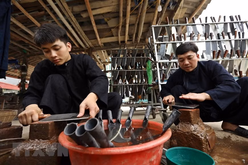 Final steps of blacksmithing in Minh Tuan Phuc Sen cooperative. (Photo: Vu Sinh/VNA)