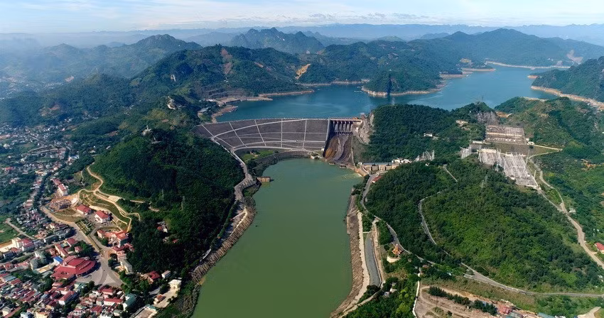 An overview of Hoa Binh hydro power plant on Da river (Photo: VNA)