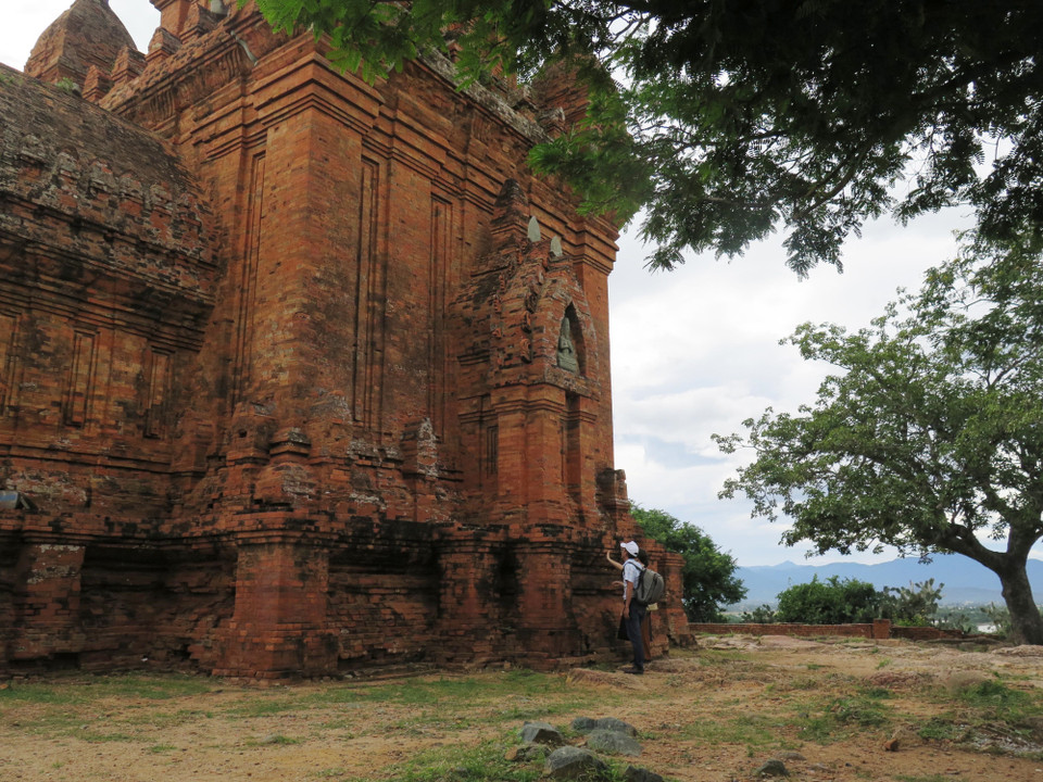Po Klong Garai Tower is a complex of three towers: the main tower worships the statue of King Po Klong Garai, the gate tower in the East and the tower of Fire God slightly heads to the South with a boat-shaped roof. (Photo: VNA)