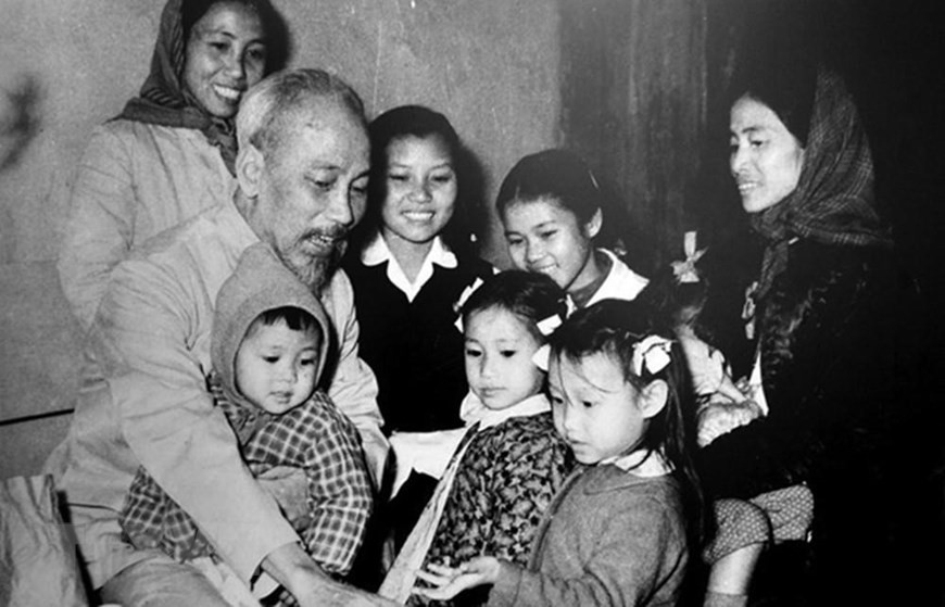President Ho Chi Minh visits children in Tam Son commune, Tien Son district (former Ha Bac province) on the occasion of Lunar New Year, February 9, 1967. (Photo: Archives/VNA)