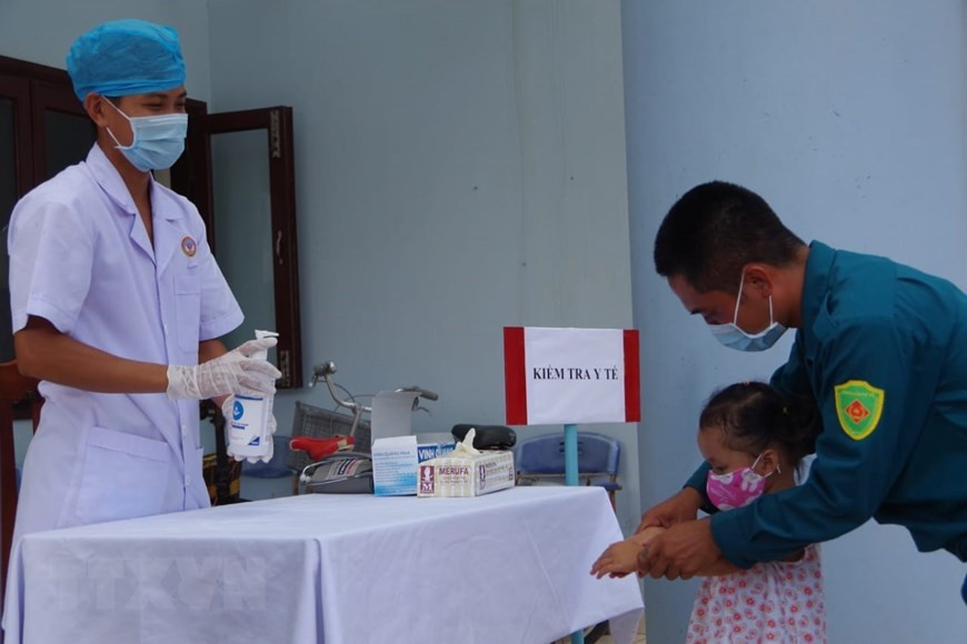 Military medical staff from the Truong Sa township’s health centre conduct health checks and guide people on Covid-19 prevention. (Photo: VNA)