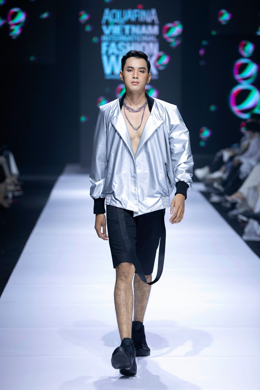 The designs are mainly made of such colours as black, white and red and silver – a factor to create the futuristic look of the collection. (Photo: Vietnam+)