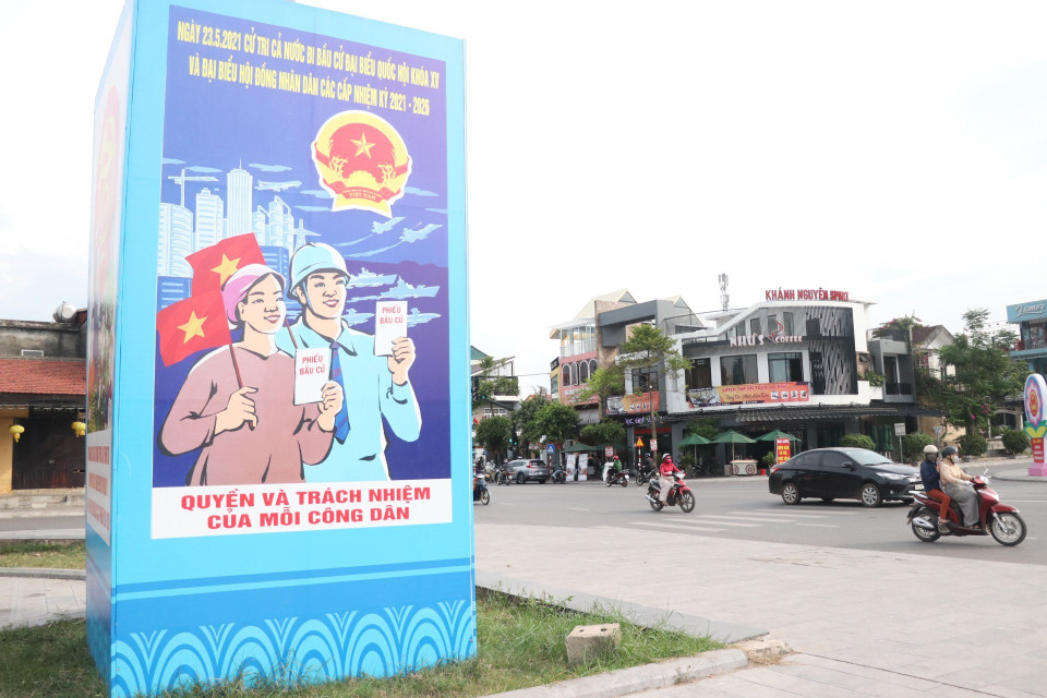  Posters on the election on the street in Dong Ha city, Quang Tri province. (Photo: Nguyen Ly/VNA)