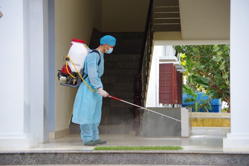 A military medical worker on Truong Sa island conducts periodic disinfection at workplaces to prevent COVID-19 epidemic. (Photo: VNA)
