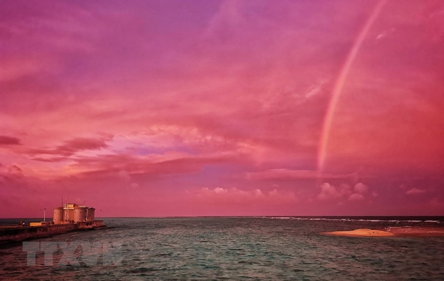 Truong Sa (Spratly) archipelago in the central province of Khanh Hoa comprises of more than 100 islands, reefs and coral reefs, covering a vast expand of water. The archipelago is divided into 8 clusters: Song Tu, Loai Ta, Thi Tu, Nam Yet, Sinh Ton, Truong Sa, An Bang and Binh Nguyen. In the photo: A rainbow appears on Da Lon A island (Photo: VNA)