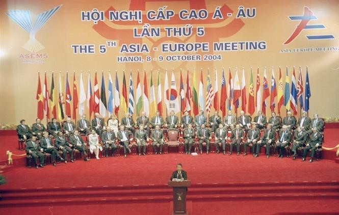 Vietnam successfully organises major international events after joining ASEAN (1995), including the 5th Asia-Europe Summit (ASEM 5) in Hanoi from October 8 - 9, 2004. (Photo: VNA)