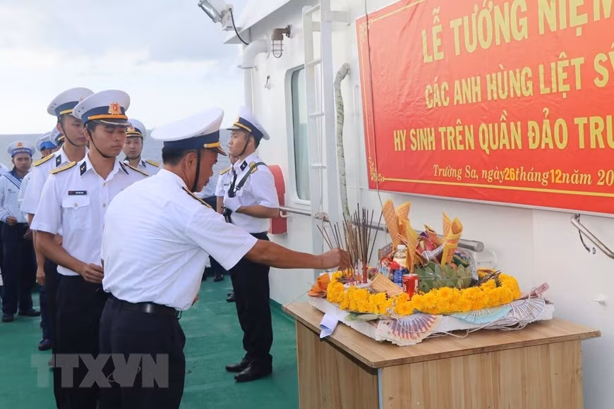 Naval Brigade 146 soldiers light incense to commemorate Vietnamese soldiers who sacrificed their lives in the battle of protecting Gac Ma, Co Lin and Len Dao Reefs. (Photo: VNA)