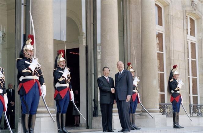 French President Jacques Chirac welcomes Party General Secretary Nong Duc Manh at Elysee Palace in Paris during the latter’s official visit to France, June 7, 2005. (Photo: VNA)