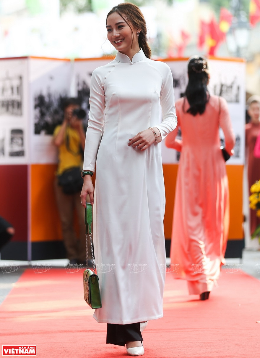 Over the past hundreds of years, ao dai has been an endless source of inspiration for movies, music and fine arts, and part of the soul of Vietnamese people at home and abroad. (Photo: VPN/VNA)