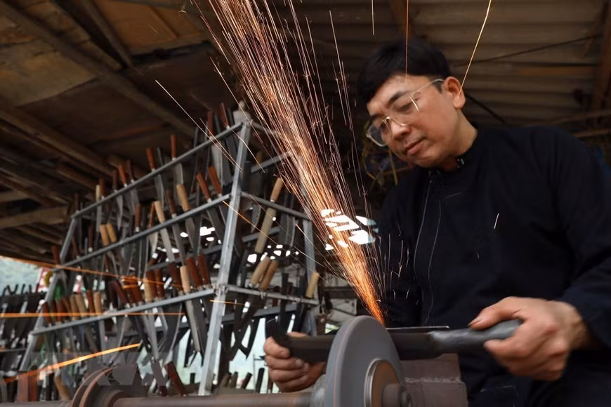 What makes Phuc Sen knives special is the manual forging process. However, some steps done manually previously are now assisted with machineries. (Photo: Minh Quyet/VNA)