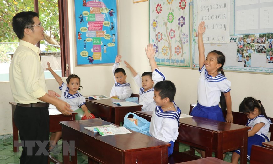 A teacher sows the little seeds onto the young citizens in Truong Sa town. (Photo: VNA)