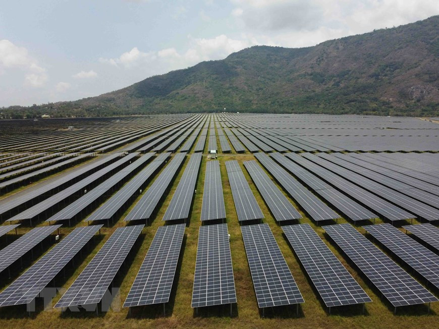 Field of solar cells at the foot of Cam Mountain of Sao Mai-An Giang Solar Power Plant in the Mekong delta province of An Giang. (Photo: VNA)