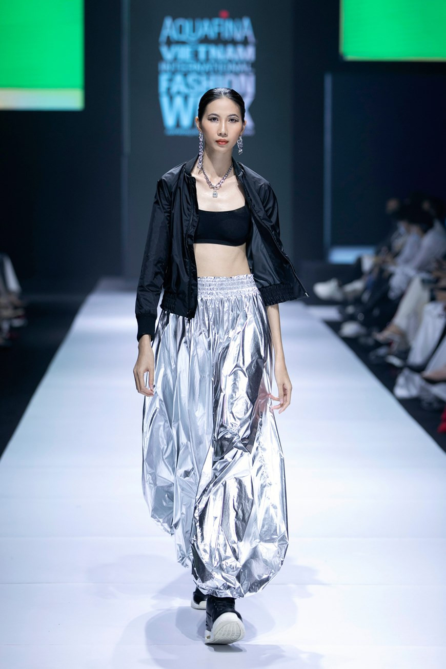 With the modern and dynamic spirit, the collection of 40 designs for both males and females, is a story about a street full of faith and ambition. (Photo: Vietnam+)